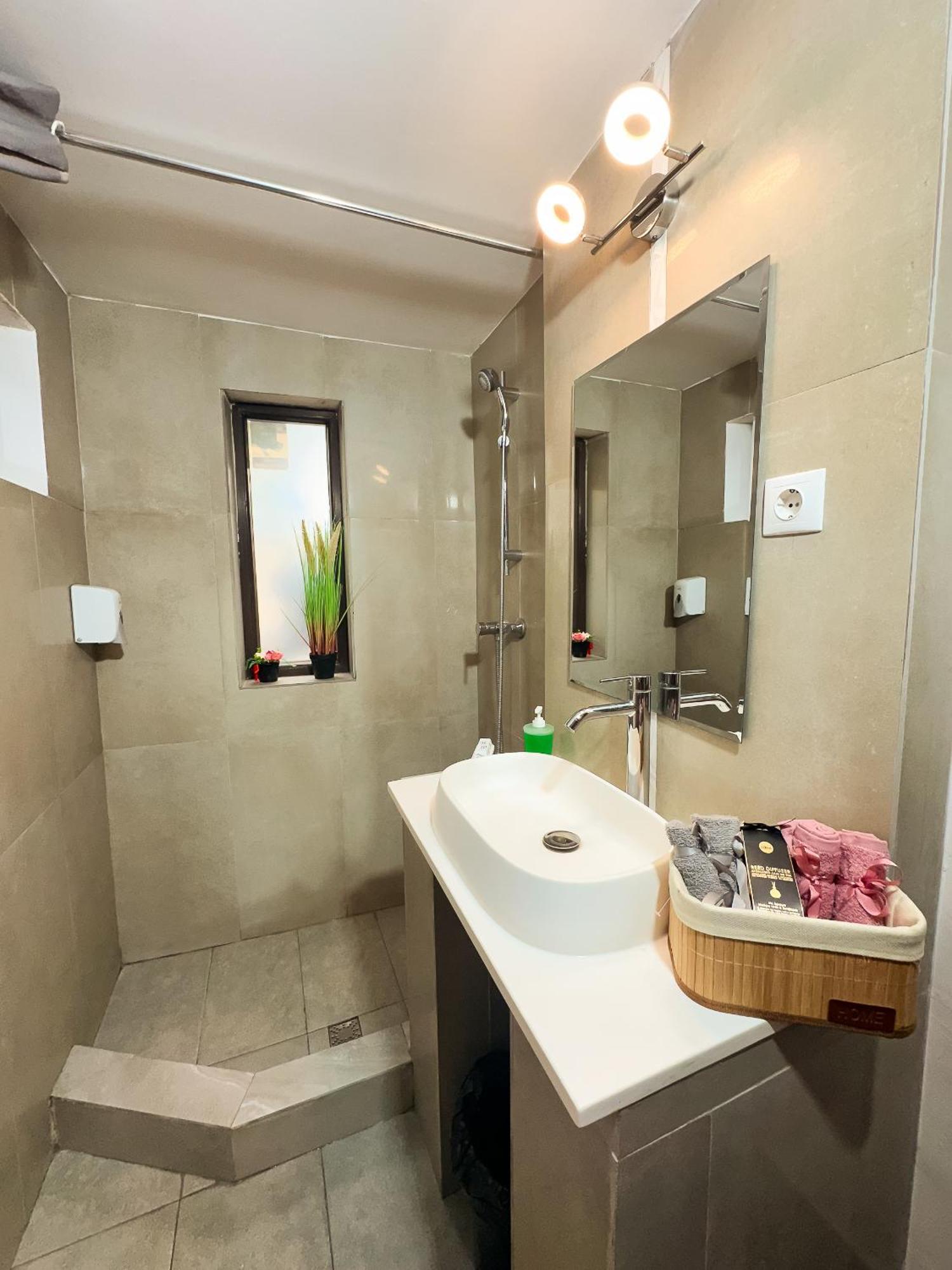 Venus Central Lux Studio Craiova Eksteriør billede